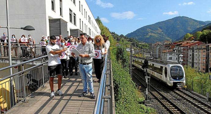 Vecinos de la zona Este, ayer en un acto para mostrar su oposición al proyecto para cubrir las vías del tren.