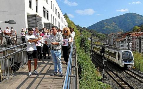 Vecinos de la zona Este, ayer en un acto para mostrar su oposición al proyecto para cubrir las vías del tren. Vecinos de la zona Este, ayer en un acto para mostrar su oposición al proyecto para cubrir las vías del tren.
