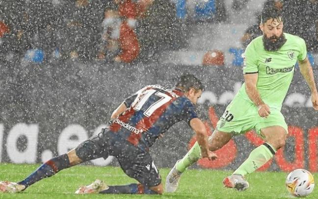 Villalibre, de nuevo lesionado, solo duró veinte minutos sobre el terreno de juego tras su reaparición. Foto: Efe