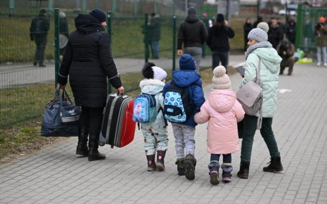 Refugiados ucranianos llegan a Polonia.