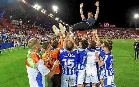 Los integrantes de la Real B mantean a su entrenador, Xabi Alonso, una vez concluido el encuentro del sábado.