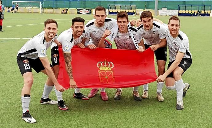 Adrién Goñi, Imanol Arana, Álex Maestresalas, Iván Rubio, Xabi Barace y Raúl Almagro posan con la bandera de Navarra. Foto: cedida