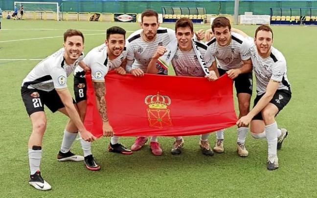 Adrién Goñi, Imanol Arana, Álex Maestresalas, Iván Rubio, Xabi Barace y Raúl Almagro posan con la bandera de Navarra. Foto: cedida