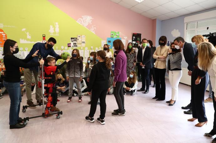Jorge presenta su exoesqueleto en el colegio madrileño.