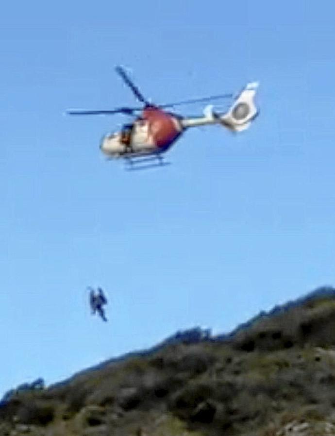 El joven fue evacuado con una grúa de helicóptero. Foto: Ertzaintza