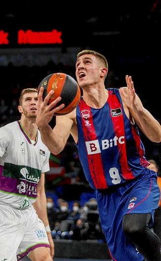 Vanja Marinkovic se dispone a realizar una bandeja en el encuentro ante Unicaja de Málaga. Foto: Jorge Muñoz