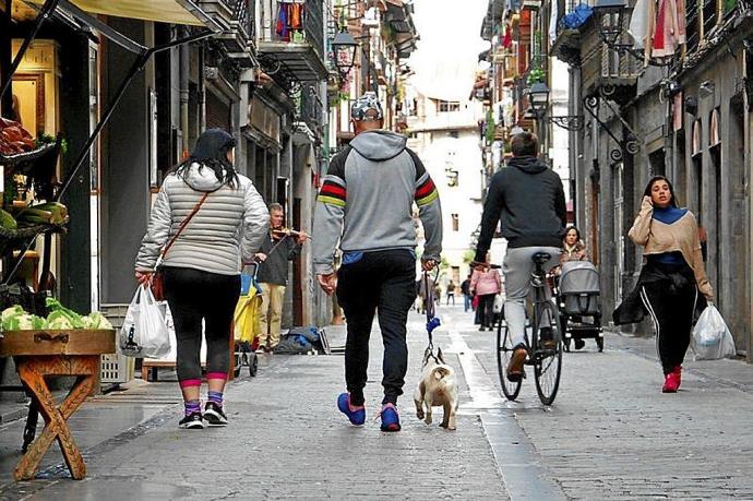 Personas en la calle Korreo de Tolosa.