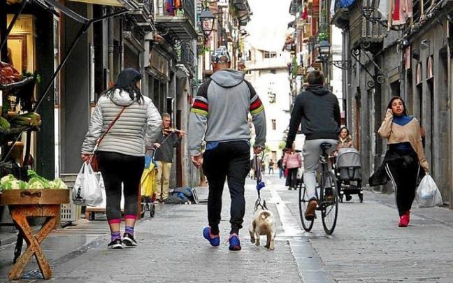 Personas en la calle Korreo de Tolosa.