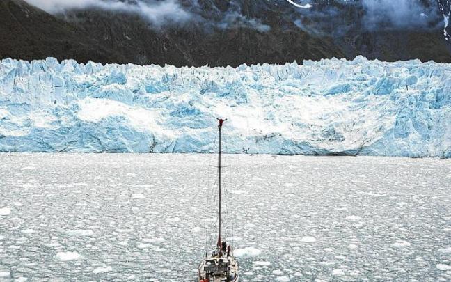 El velero Kotik fue el campo base de la expedición a la Cordillera Darwin, donde Inoriza y Rico alcanzaron la cumbre del Roncagli. Los geógrafos y glaciólogos estudiaron la evolución del glaciar y recogieron muestras de nieve tras una complicada navegació