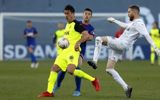 Guruzeta pugna por el balón ante el Girona. Guruzeta pugna por el balón ante el Girona.