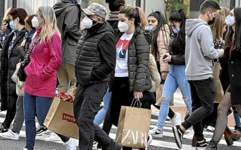 Varias personas pasean con mascarilla tras ser obligatoria su uso en exteriores. Foto: Oskar González