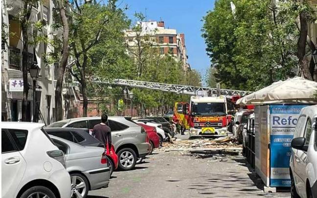 Bomberos trabajando en la zona de la explosión.