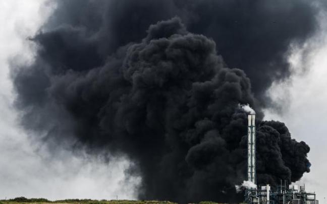 Columna de humo provocado por la explosión en el parque químico de Leverkusen, Alemania. Columna de humo provocado por la explosión en el parque químico de Leverkusen, Alemania.