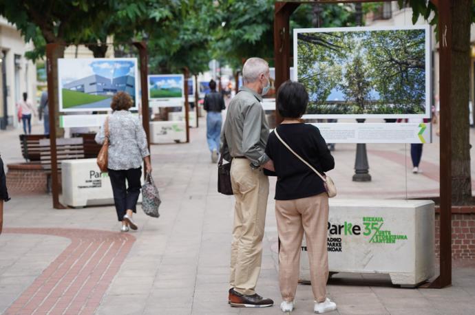 Dos vecinos de Bilbao observan uno de los monolitos