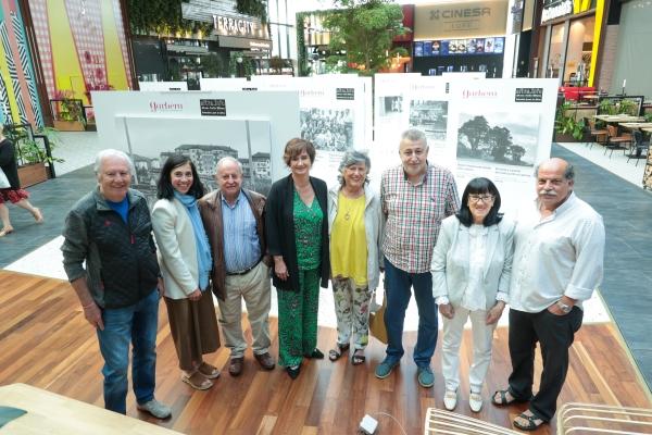 Miembros de AHM, del Ayuntamiento y de Garbera, en la apertura de la exposición de imágenes de Martutene.