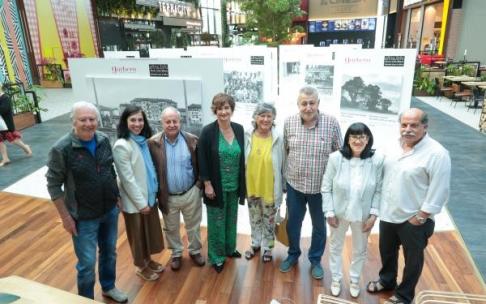 Miembros de AHM, del Ayuntamiento y de Garbera, en la apertura de la exposición de imágenes de Martutene.