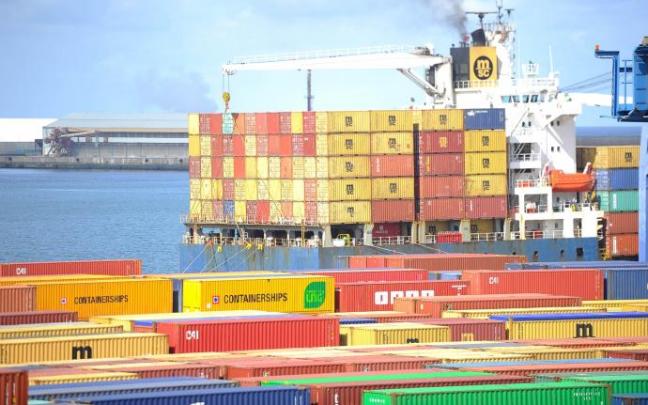 El Puerto de Bilbao es el principal canal de exportación de la economía vasca. El Puerto de Bilbao es el principal canal de exportación de la economía vasca.