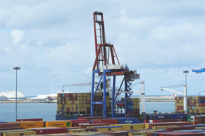 El País Vasco utiliza sus puertos para exportar y un año más las exportaciones superan a las importaciones.