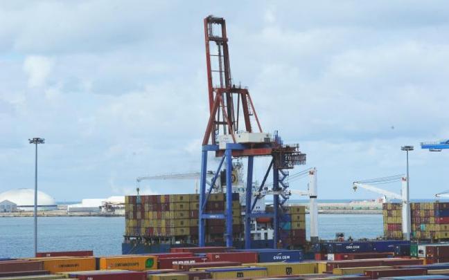 El País Vasco utiliza sus puertos para exportar y un año más las exportaciones superan a las importaciones. El País Vasco utiliza sus puertos para exportar y un año más las exportaciones superan a las importaciones.