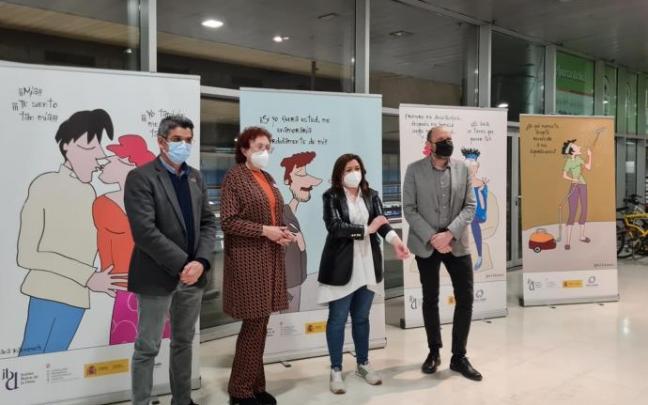 Imagen de la inauguración de la exposición de Diana Raznovich.