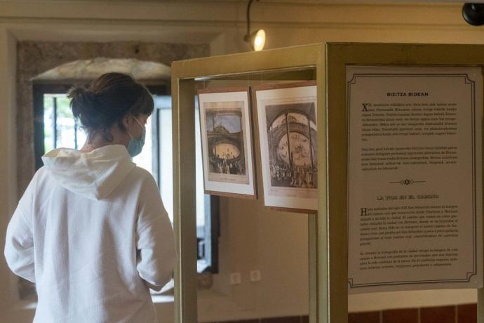 Una mujer contempla la exposición de la Casa de la Historia.