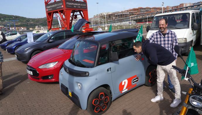 Los ciudadanos pudieron acercarse a la explanada del Itsamuseum para hablar con los propietarios de vehículos eléctricos y solventar sus dudas.