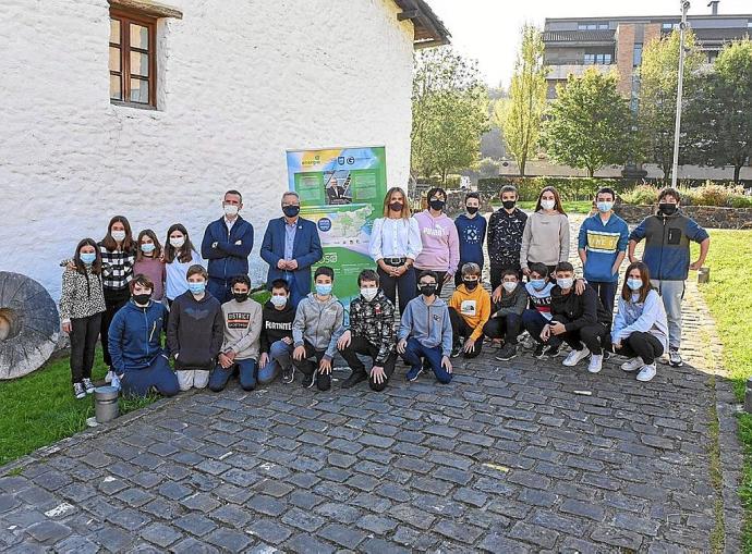 José Ignacio Asensio, Leire Artola y Mikel Plazaola con los estudiantes. Foto: Cedida