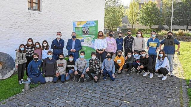 José Ignacio Asensio, Leire Artola y Mikel Plazaola con los estudiantes. Foto: Cedida
