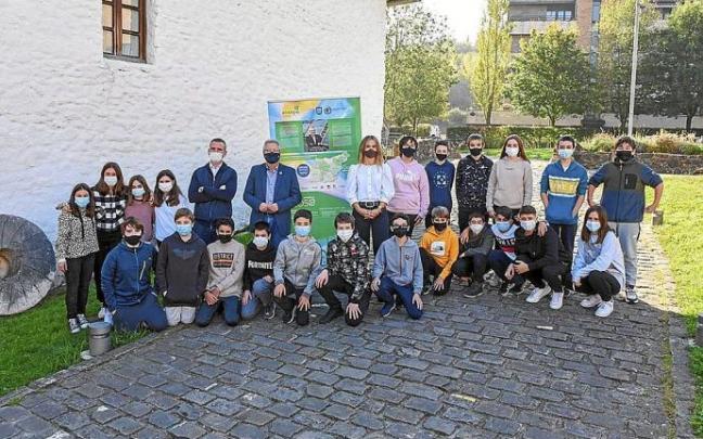 José Ignacio Asensio, Leire Artola y Mikel Plazaola con los estudiantes. Foto: Cedida