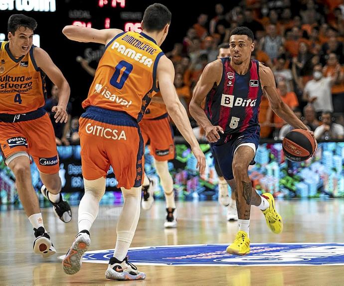 Baldwin encara a Dimitrijevic durante el primer partido de la eliminatoria. Foto: Área 11