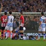 El colegiado Juan Martínez Munuera muestra la cartulina roja a Iñigo Martínez después de que el central del Athletic viera la segunda amarilla por dar un manotazo a Isak.