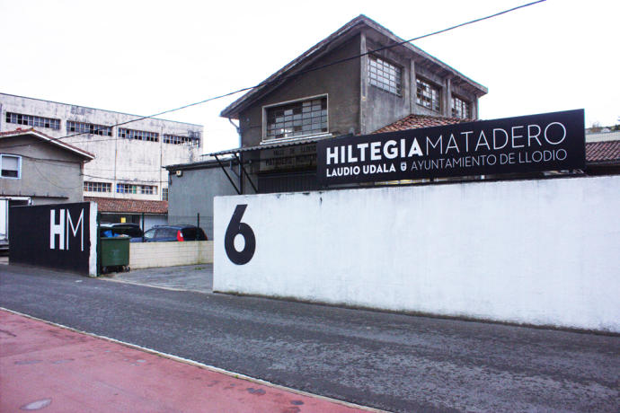 Exterior del matadero municipal de Llodio.