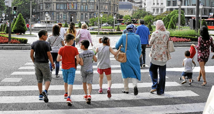 Un grupo de personas pasea por el centro de Bilbao