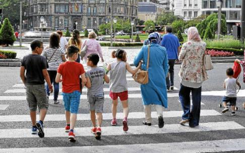 Un grupo de personas pasea por el centro de Bilbao