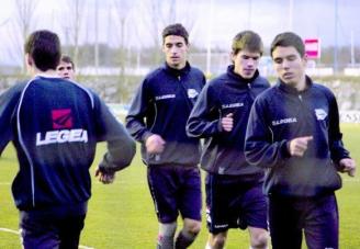 'Álex' Vallejo, en el centro y el más alto, en un entrenamiento en las instalaciones de Ibaia, junto a otros compañeros de las categorías inferiores del Deportivo Alavés. Foto: DNA