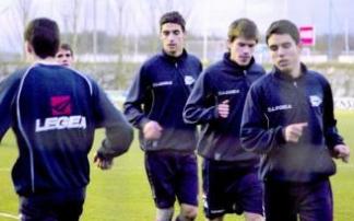 'Álex' Vallejo, en el centro y el más alto, en un entrenamiento en las instalaciones de Ibaia, junto a otros compañeros de las categorías inferiores del Deportivo Alavés. Foto: DNA