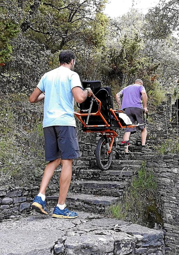 Gurpil-aulkietan dagoen pertsona baten artxibo-irudi bat. Argazkia: Utzita