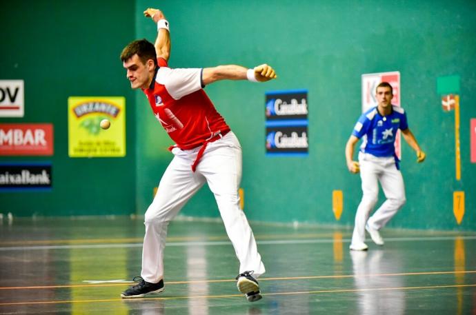 Joseba Ezkurdia y Asier Agirre, durante su partido en Zarautz.