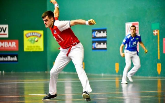 Joseba Ezkurdia y Asier Agirre, durante su partido en Zarautz.