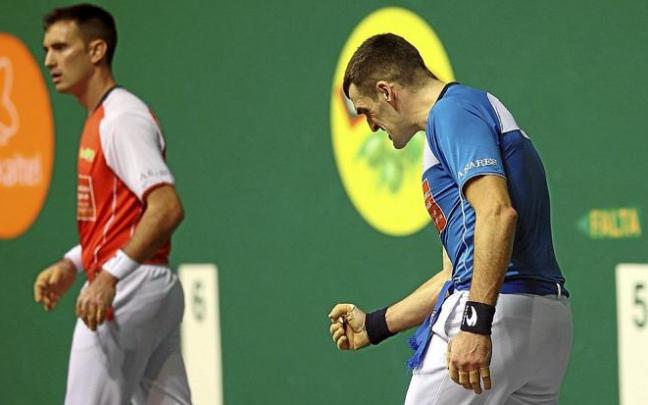 Joseba Ezkurdia celebra un tanto con rabia en presencia de Mikel Urrutikoetxea.