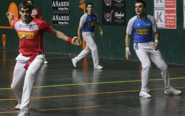 Joseba Ezkurdia golpea con la derecha en el encuentro disputado este lunes en el frontón Ederrena de Urretxu. Joseba Ezkurdia golpea con la derecha en el encuentro disputado este lunes en el frontón Ederrena de Urretxu.