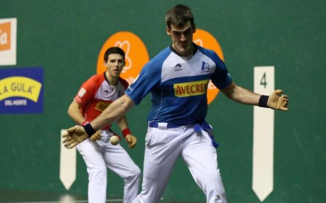 Ezkurdia se prepara para golpear una pelota ayer en el Labrit ante la vigilancia de Altuna III. Ezkurdia se prepara para golpear una pelota ayer en el Labrit ante la vigilancia de Altuna III.