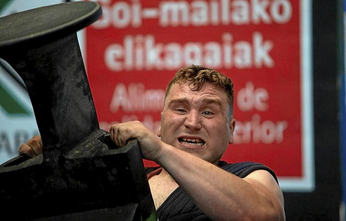 Urdax Mangunazelaia, campeón de los harrijasotzailes, levanta el cilindro de 125 kilos.