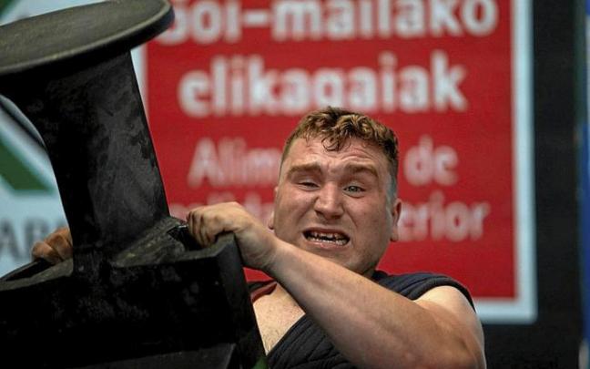 Urdax Mangunazelaia, campeón de los harrijasotzailes, levanta el cilindro de 125 kilos.