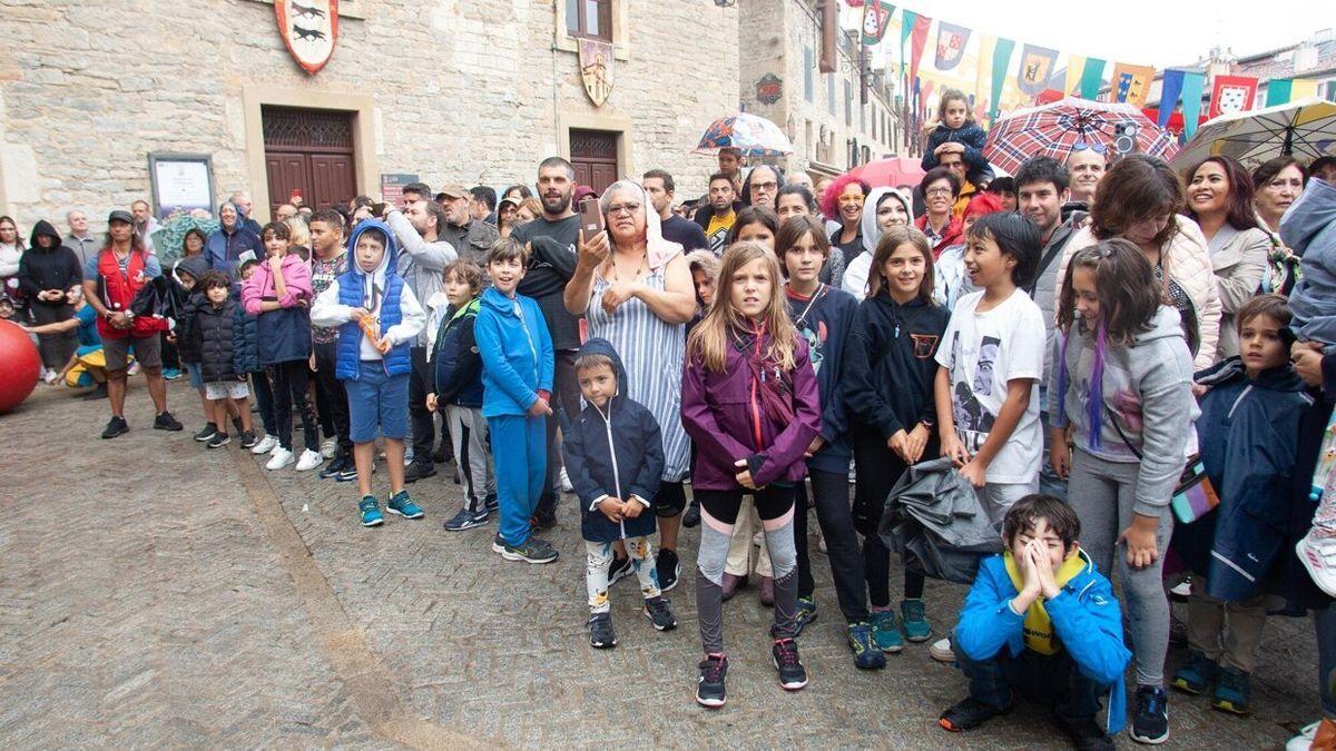 Arranca el Mercado Medieval en Vitoria bajo la lluvia