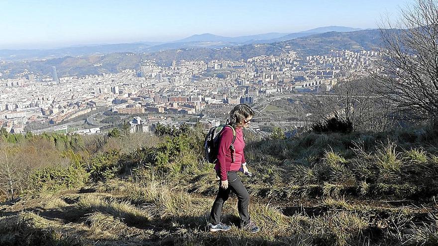 Camino a la cima de Arnotegi, con espectaculares vistas sobre Bilbao.