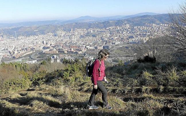 Camino a la cima de Arnotegi, con espectaculares vistas sobre Bilbao.
