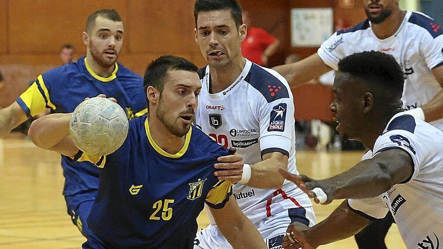 Jon Azkue trata de avanzar en el encuentro ante el Limoges en Egia. | FOTO: IKER AZURMENDI