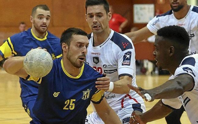 Jon Azkue trata de avanzar en el encuentro ante el Limoges en Egia. | FOTO: IKER AZURMENDI