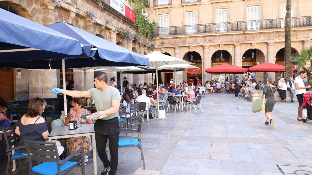 En la imagen gente tomando algo en la terrazas de un bar de Bilbao